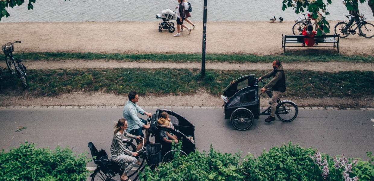 Cargo bikes by the lake | Astrid Maria Rasmussen